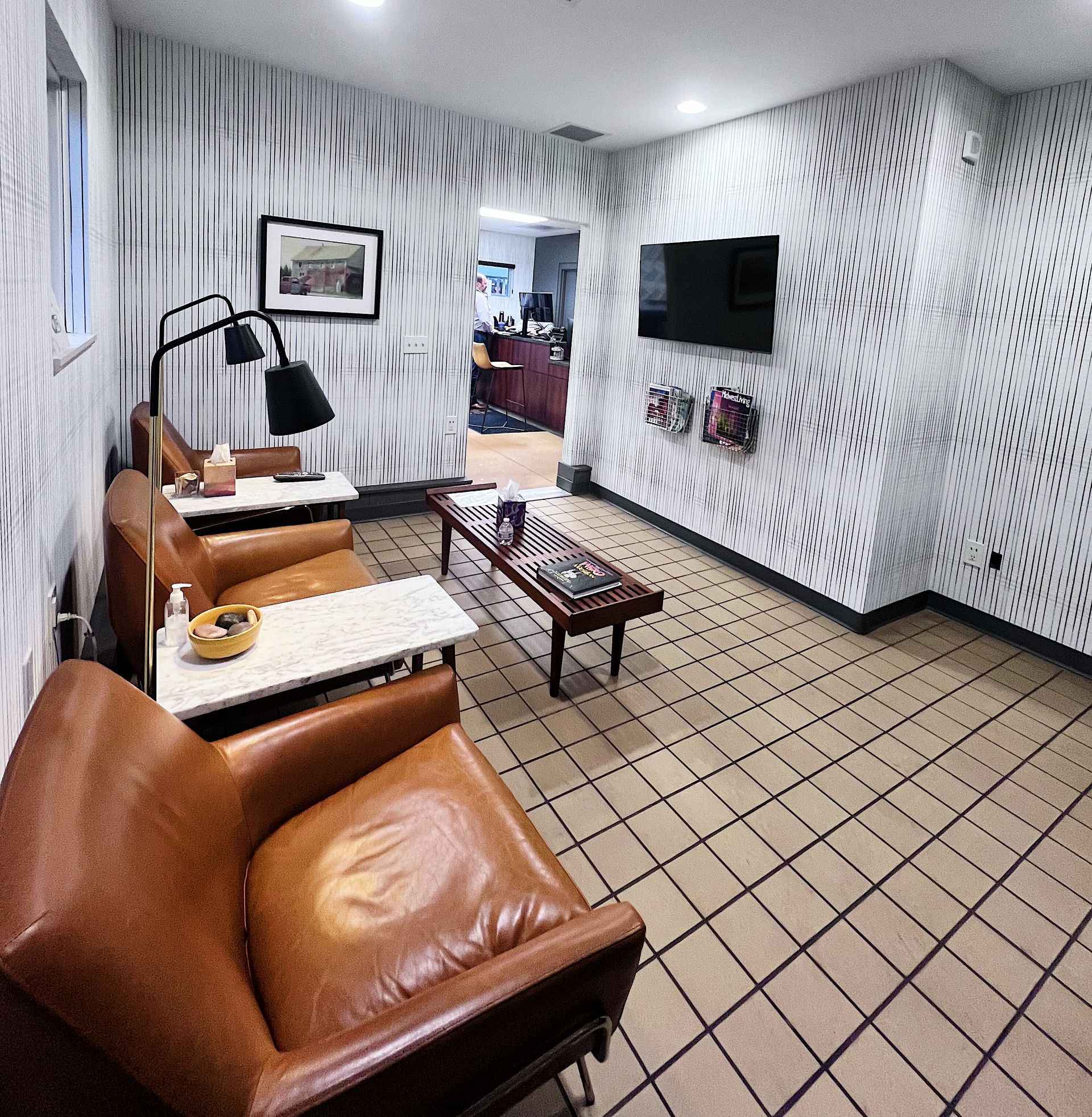 Comfortable waiting area | Arie Nol Auto Center, Inc.