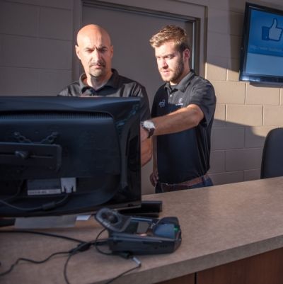 Two people looking at a screen | Arie Nol Auto Center