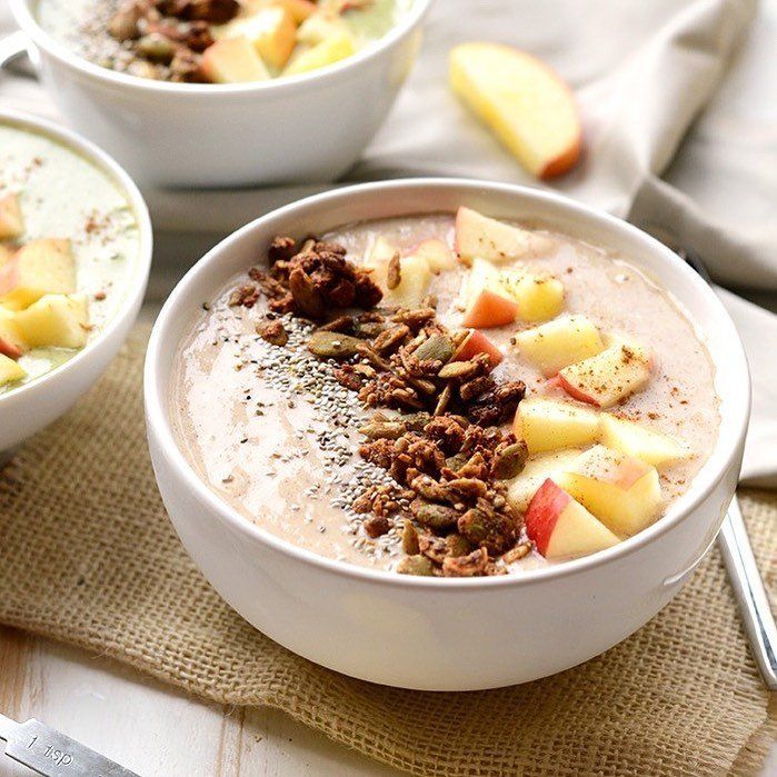 Bowl of Apple Pie Smoothie ready to eat