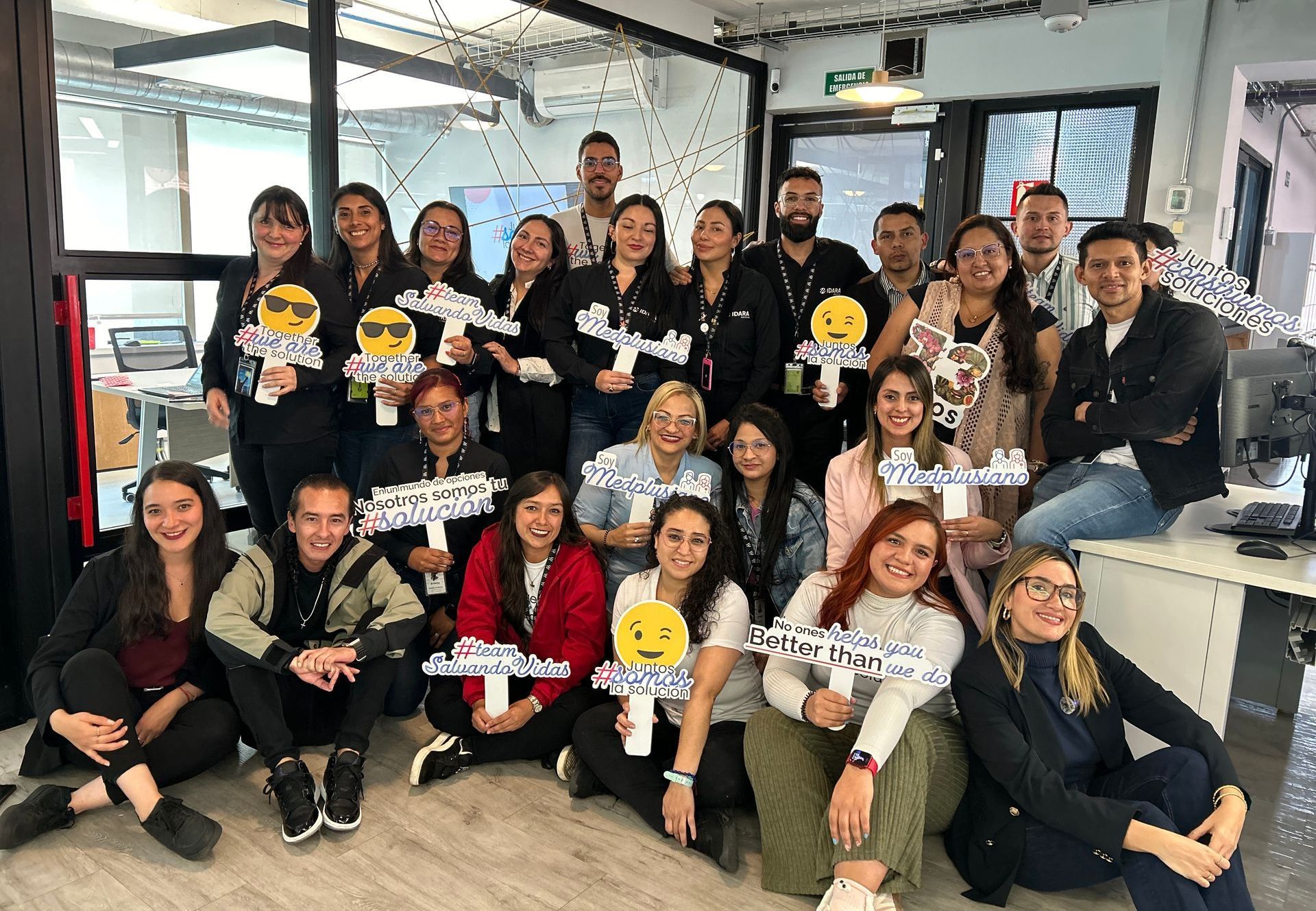 Un grupo de personas posan para una fotografía en una oficina.