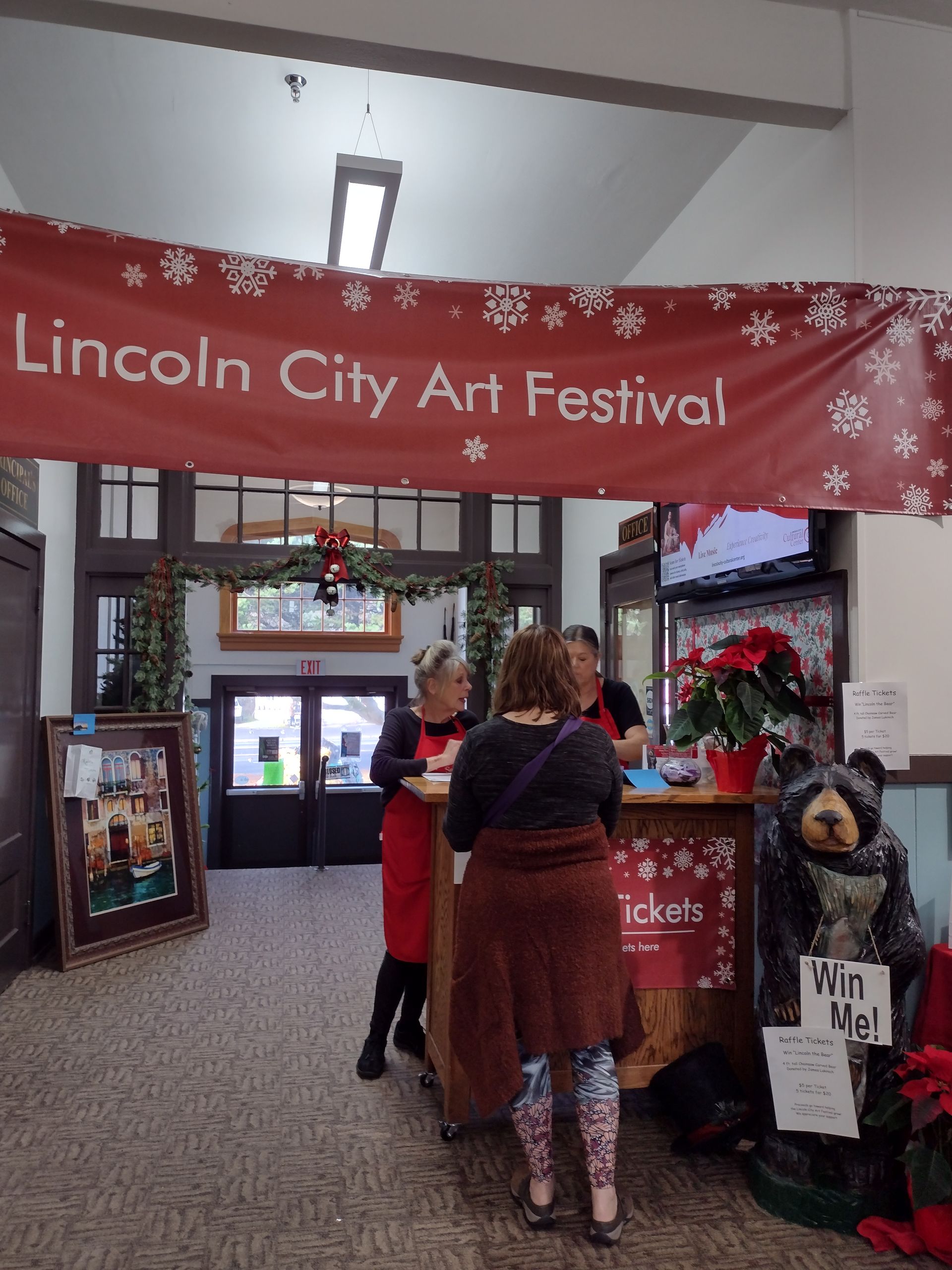 Lincoln city art festival is advertised on a red banner