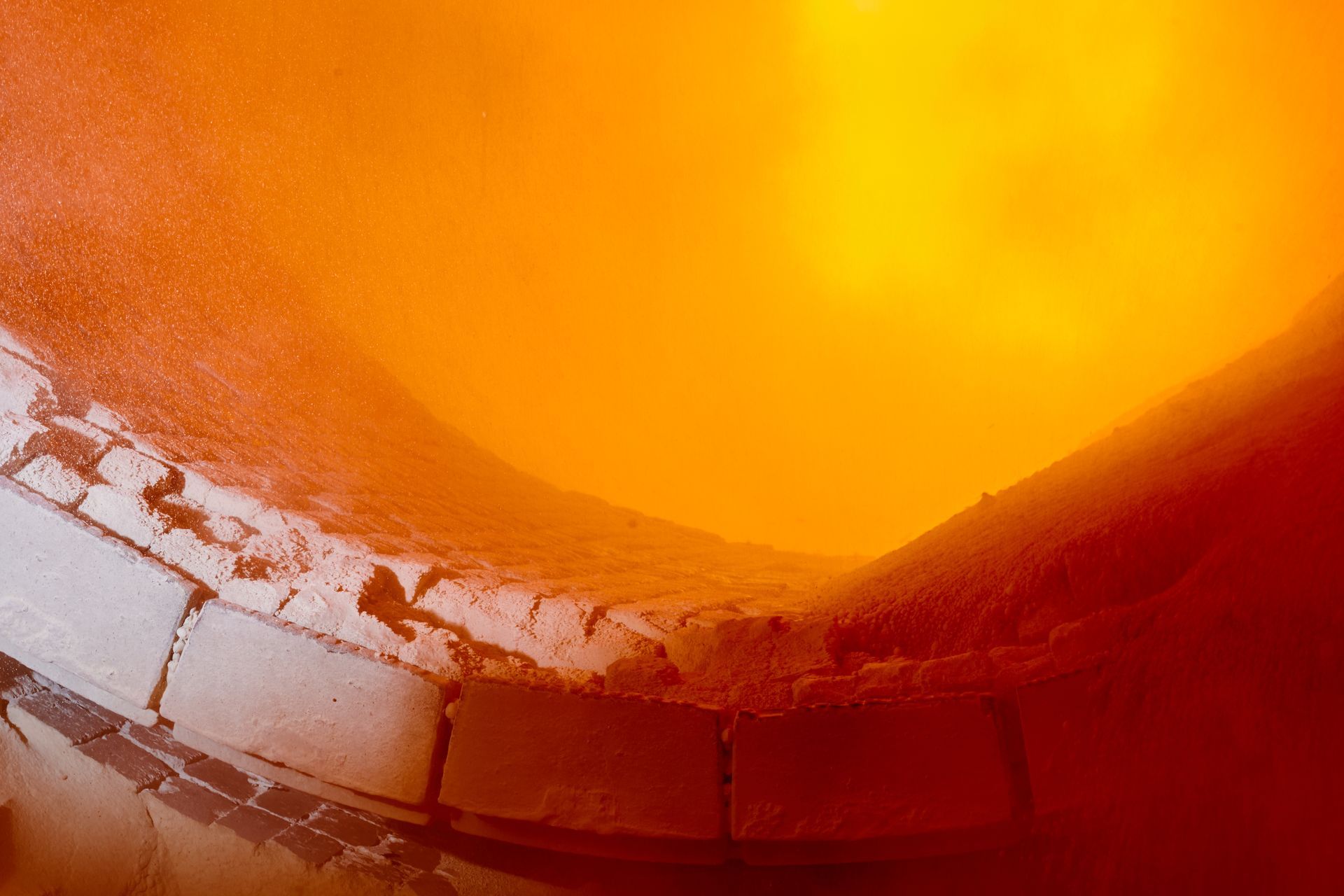 Rotary lime kiln with combustion chamber