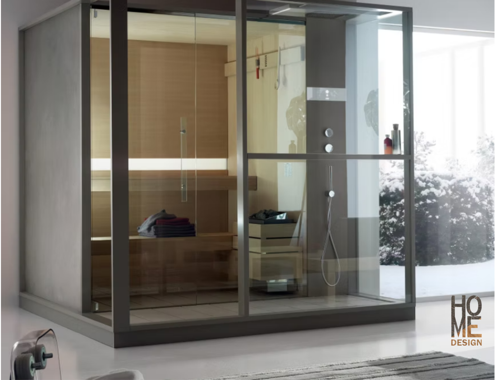 Bagno moderno con pareti in vetro, doccia, panca in legno e ripiani per gli asciugamani.