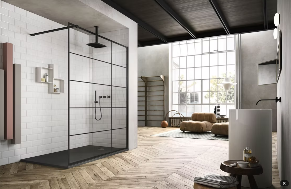 Bagno moderno con doccia in vetro, piastrelle bianche, rubinetteria nera e una luminosa zona salotto con finestra.