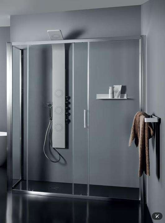 Bagno moderno grigio con porte doccia in vetro, mensola a muro e portasciugamani.