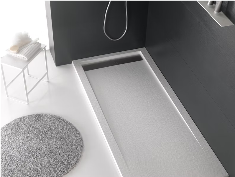Bagno moderno di colore grigio con cabina doccia rettangolare e tappeto rotondo.