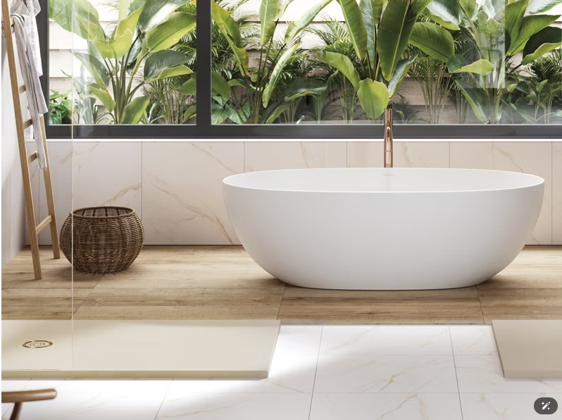 Bagno moderno con vasca bianca freestanding, panca in legno, cesto intrecciato e piante tropicali vicino alla finestra.