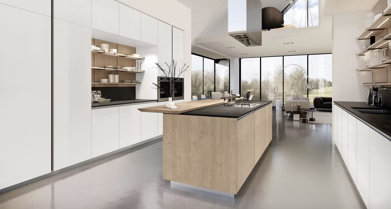 Cucina moderna e minimalista con isola in legno, mobili bianchi e ampie finestre che si affacciano sul verde.