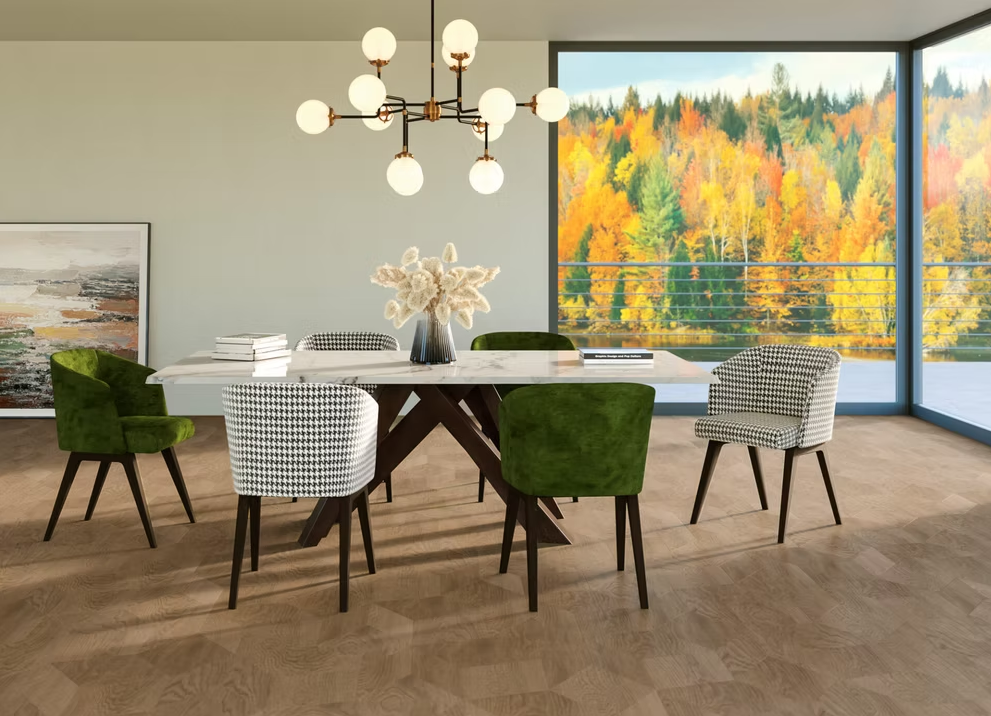 Sala da pranzo moderna con sedie verdi, tavolo in marmo, lampadario e ampie finestre che si affacciano su un lago in autunno.
