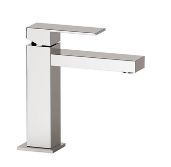 Rubinetto da bagno moderno monocomando cromato su sfondo bianco.