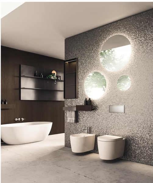Bagno moderno con pareti grigie texturizzate, specchi rotondi, vasca freestanding e due WC bianchi.
