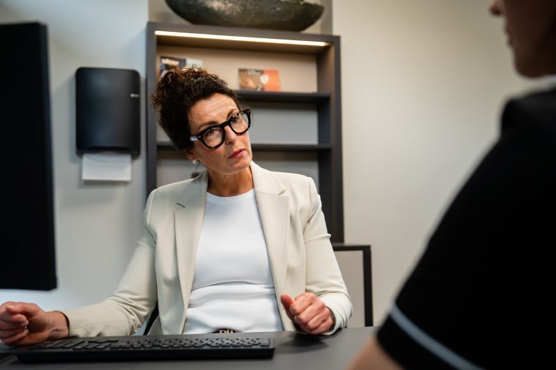 Collega van De Bolster tijdens een intakegesprek met een cliënt met buikklachten