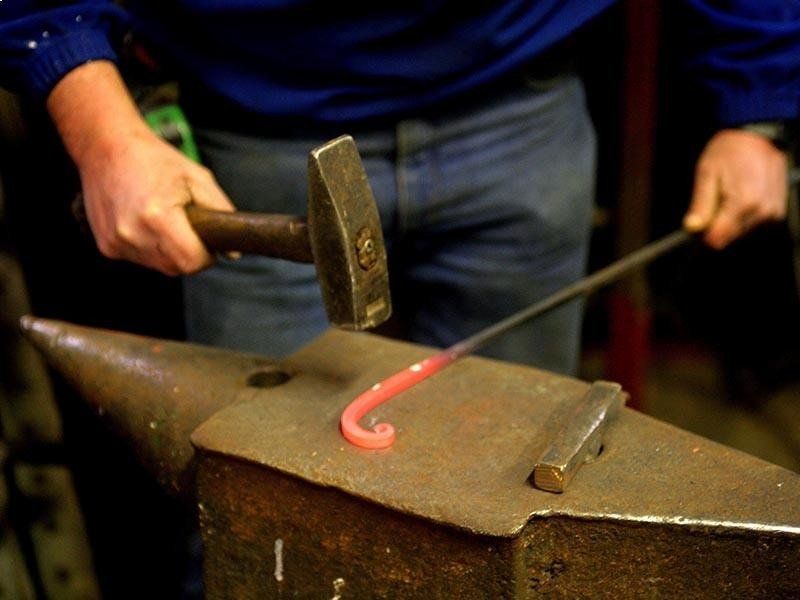 Lavorazione del ferro col martello