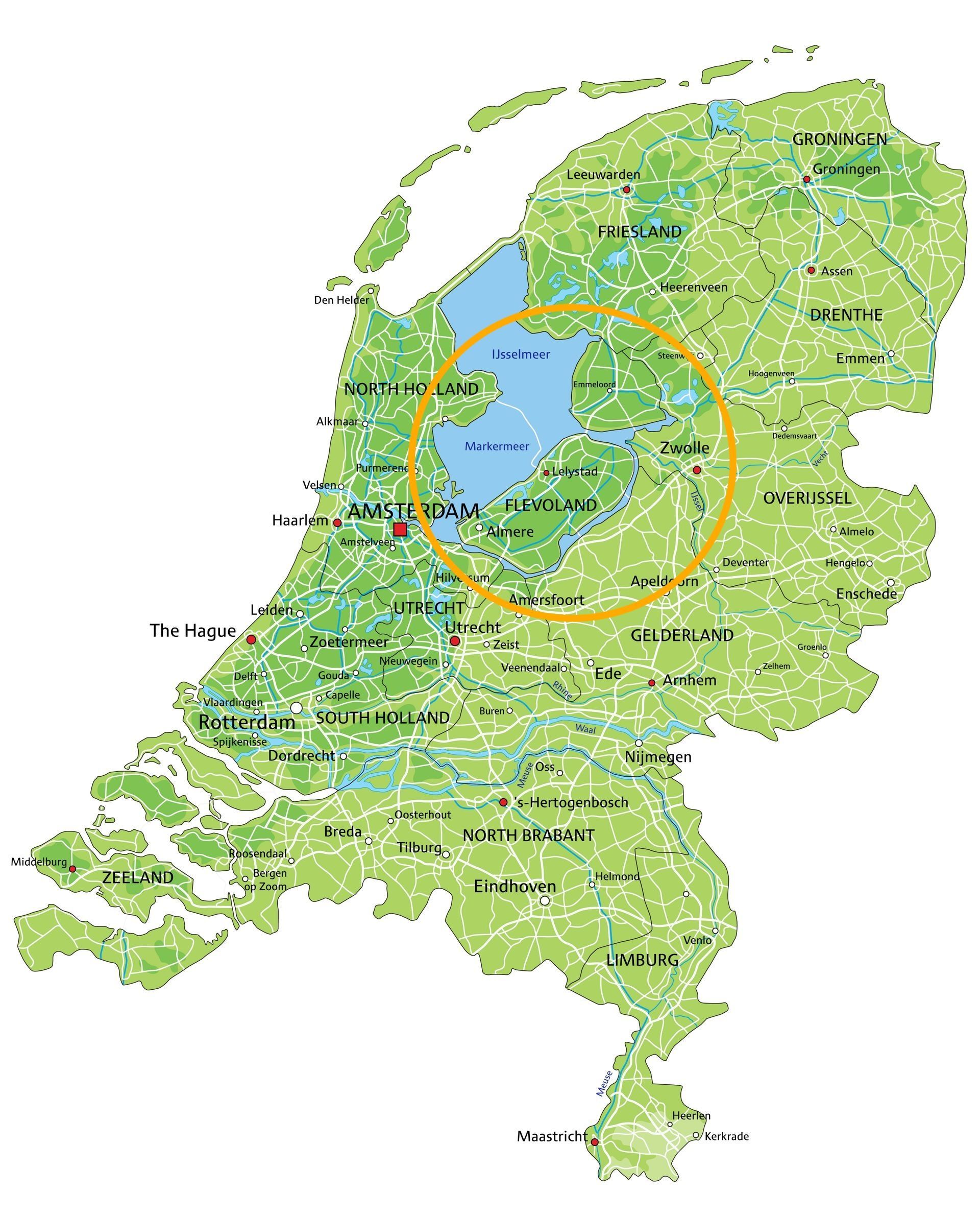 Kaart van Nederland met een gemarkeerd cirkelvormig gebied dat verschillende meren omvat.