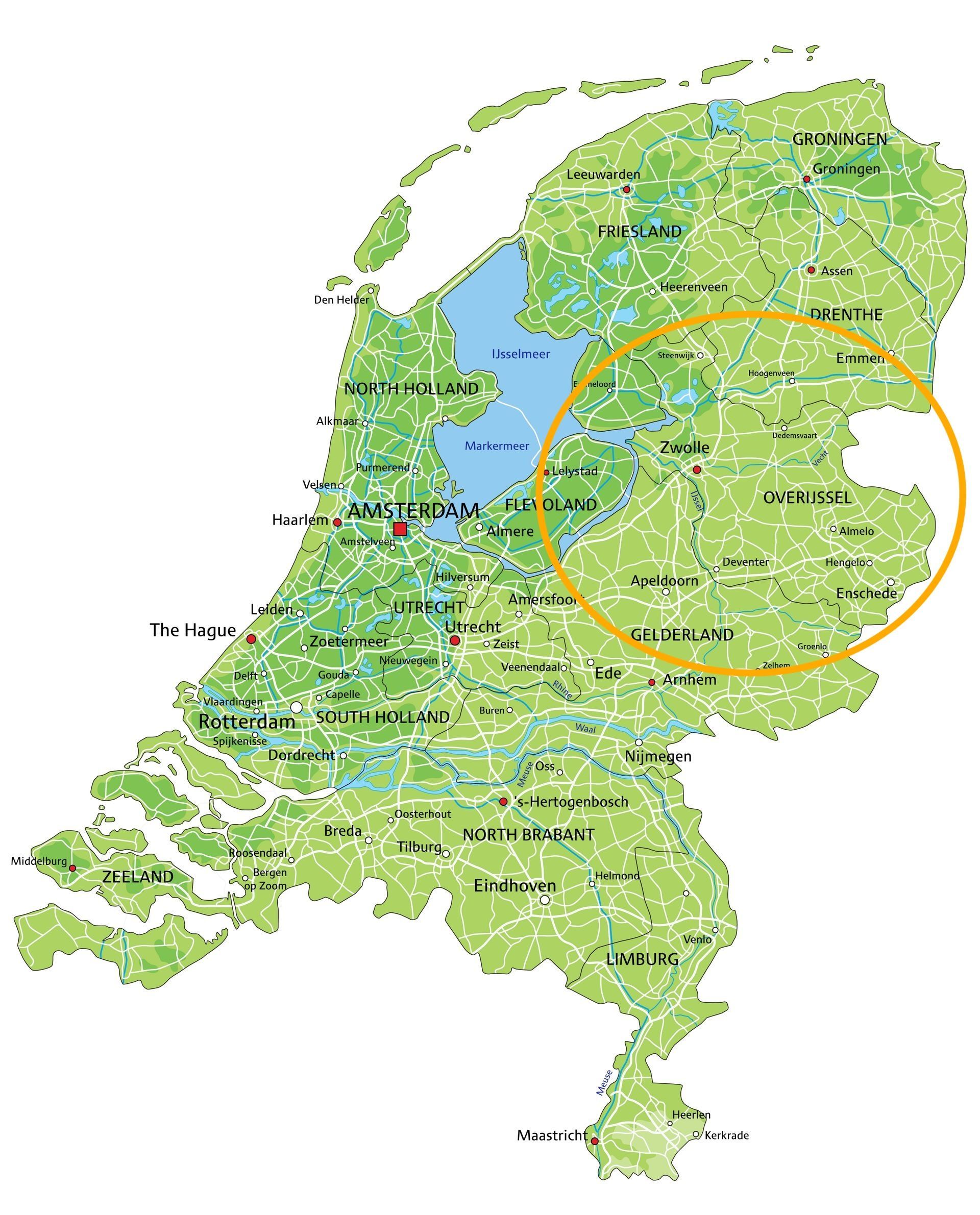Kaart van Nederland met een oranje cirkel die de oostelijke regio markeert. Groen met blauwe waterpartijen.