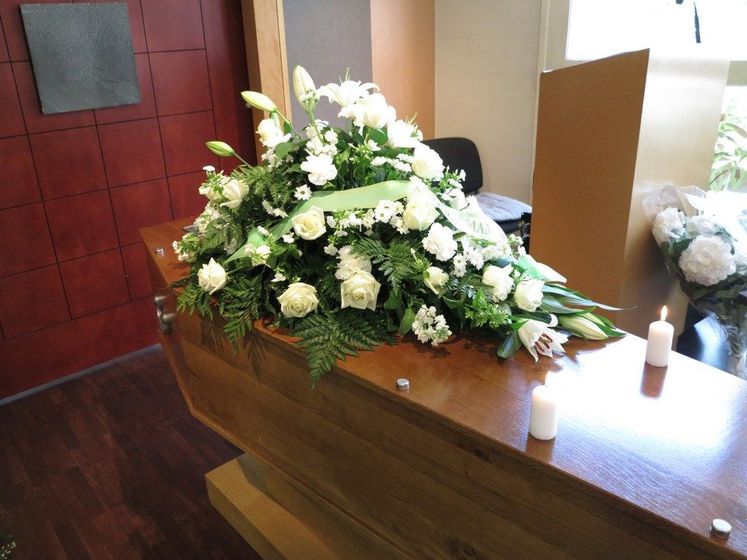 cofano funebre in legno