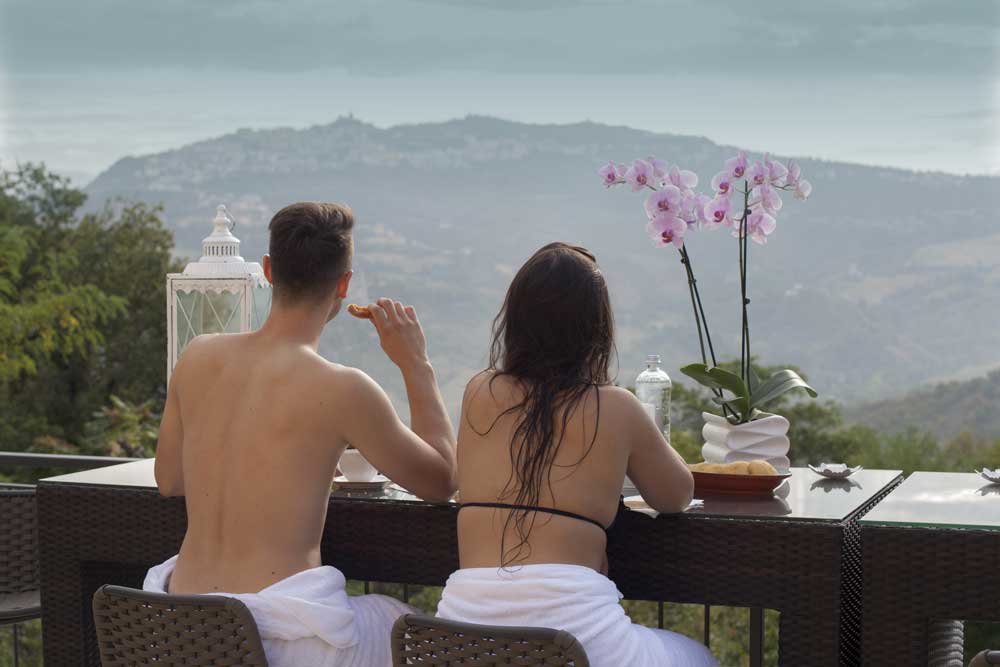 coppia di clienti sul terrazzo