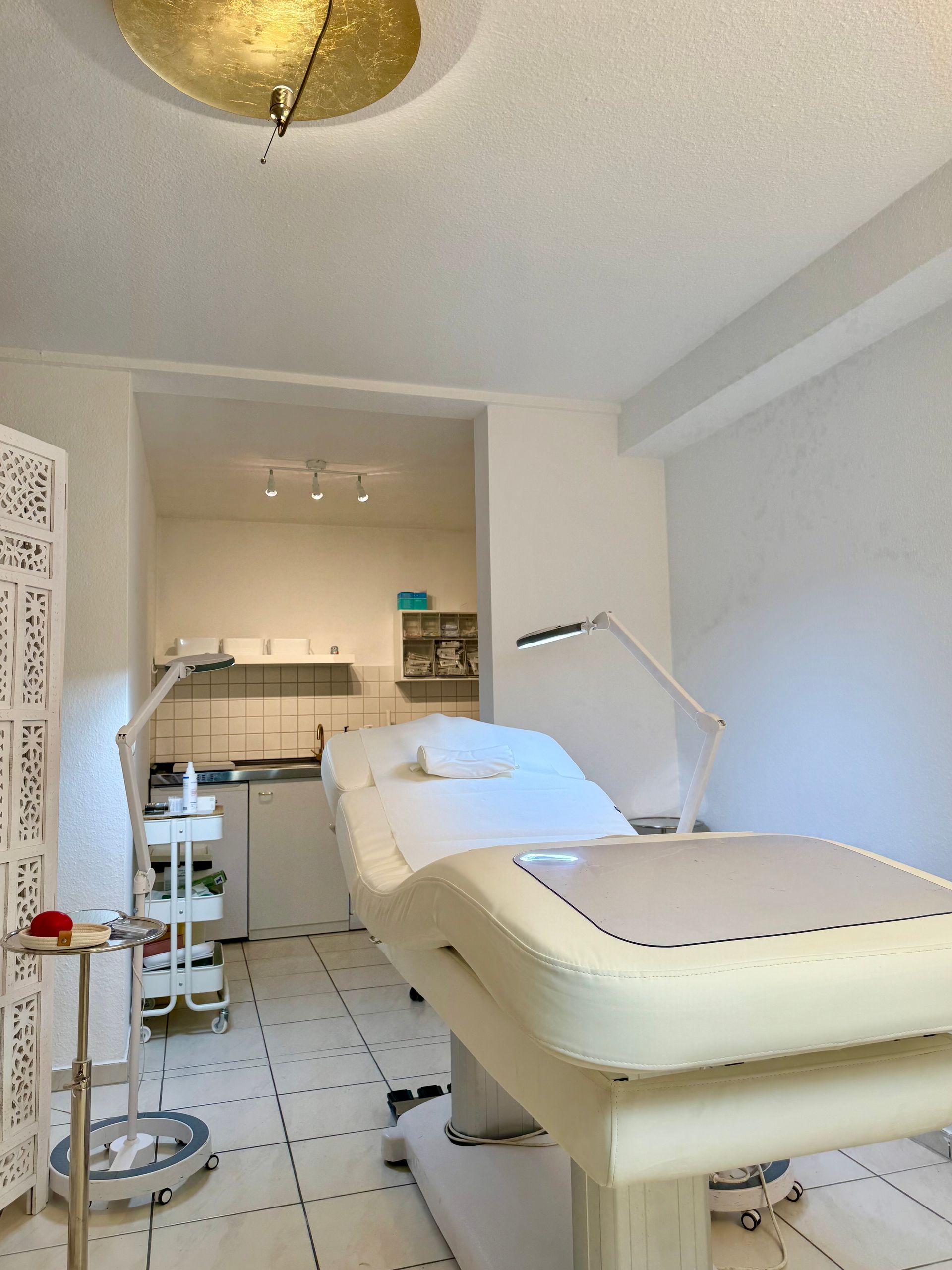 Ein Zimmer mit einem Bett und einer Lampe darin