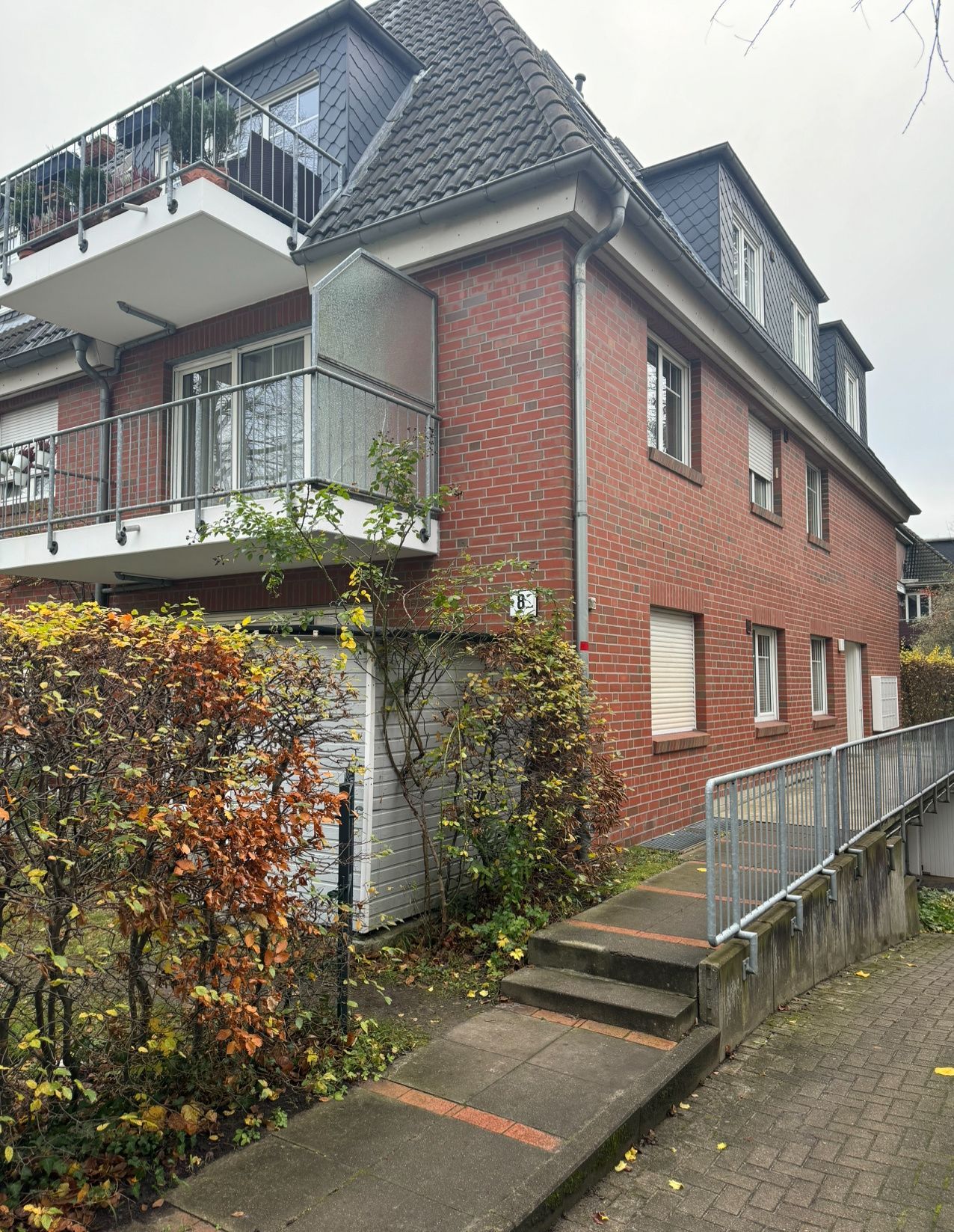 Ein großes Gebäude aus rotem Backstein, zu dem eine Treppe hinaufführt.