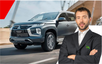 Homem de terno ao lado de um SUV Mitsubishi cinza em uma estrada, com uma forma vermelha no canto superior esquerdo.