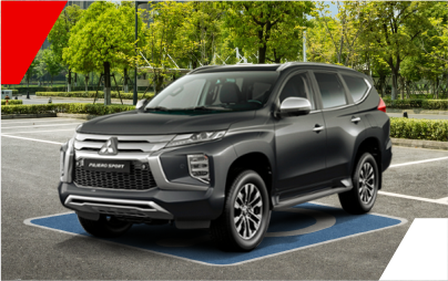 SUV Mitsubishi Pajero Sport cinza escuro estacionado em vaga para deficientes.