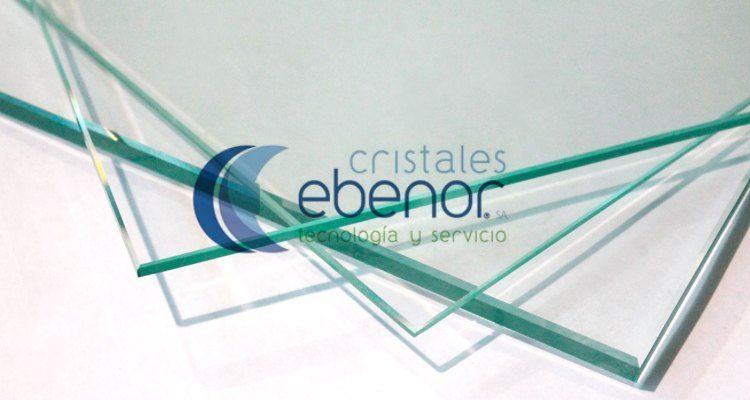 Varias piezas de vidrio transparente se apilan una encima de otra.