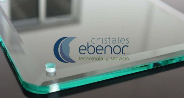 Un trozo de vidrio que dice cristales ebenor.