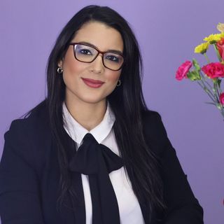 Kathyel Ferguson PTY Lawyers Kathyel Ferguson PTY Lawyers
(a woman wearing glasses and a bow tie stands in front of flowers)