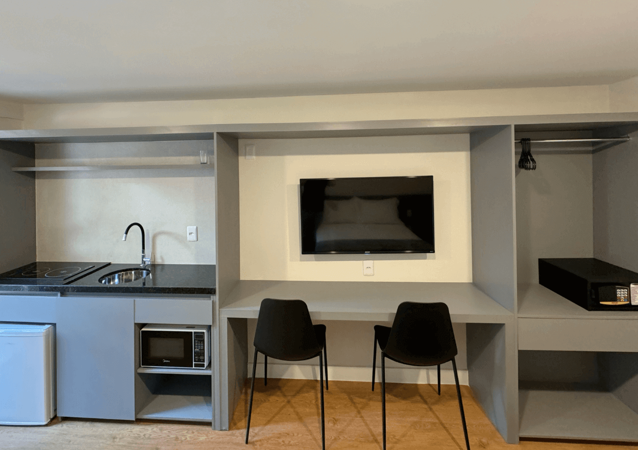 Uma cozinha com uma mesa e cadeiras e uma TV de tela plana