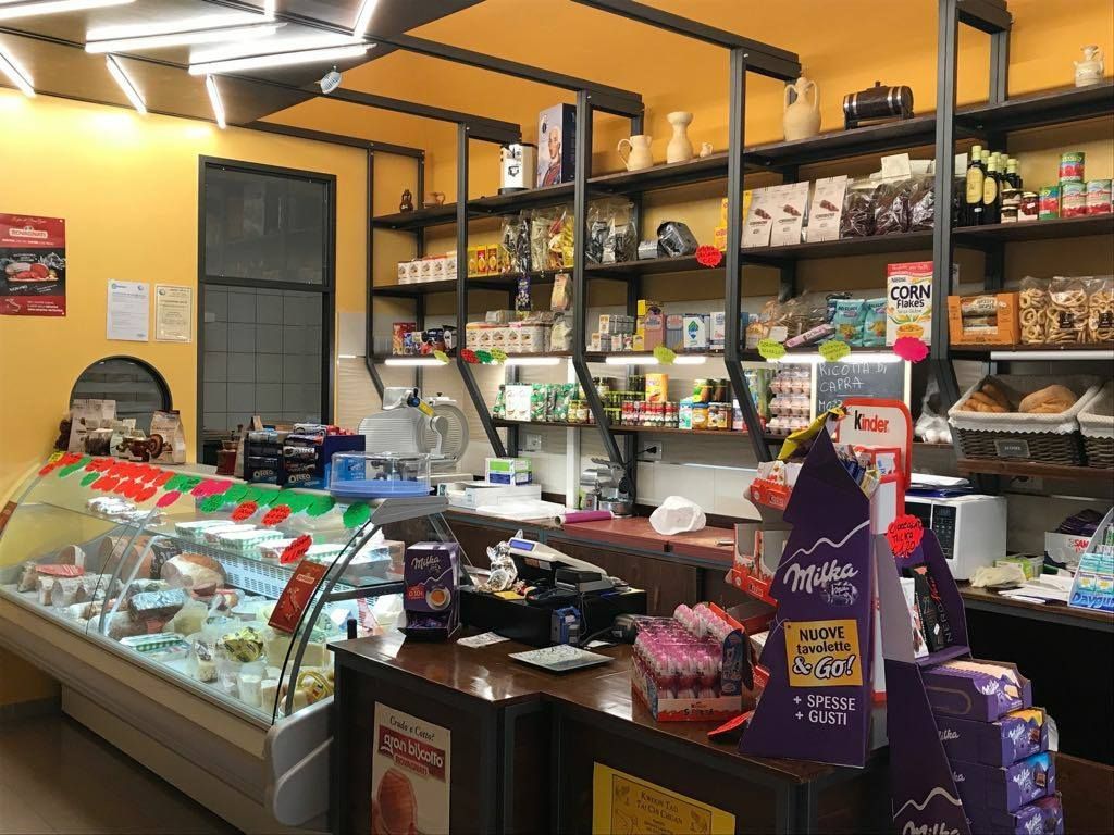 Un negozio pieno di scaffali e vetrine.