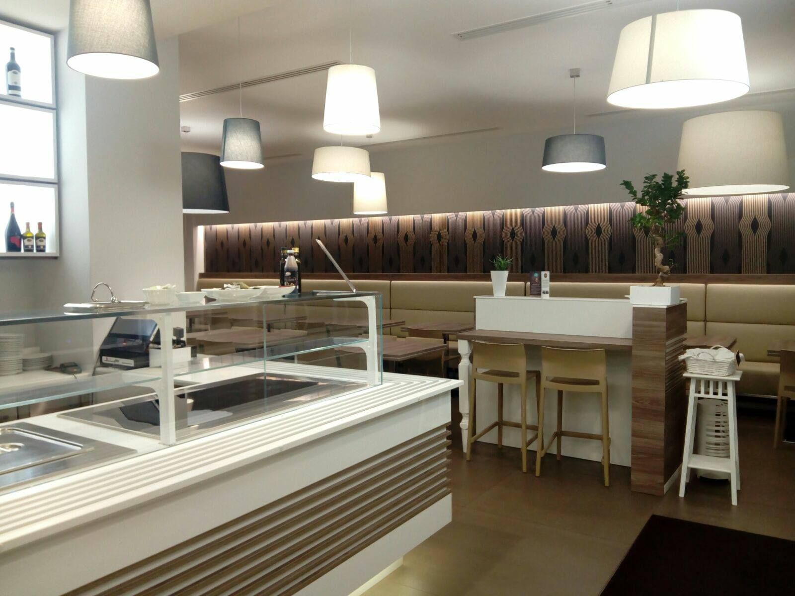 Un ristorante con tavoli, sedie e un bancone