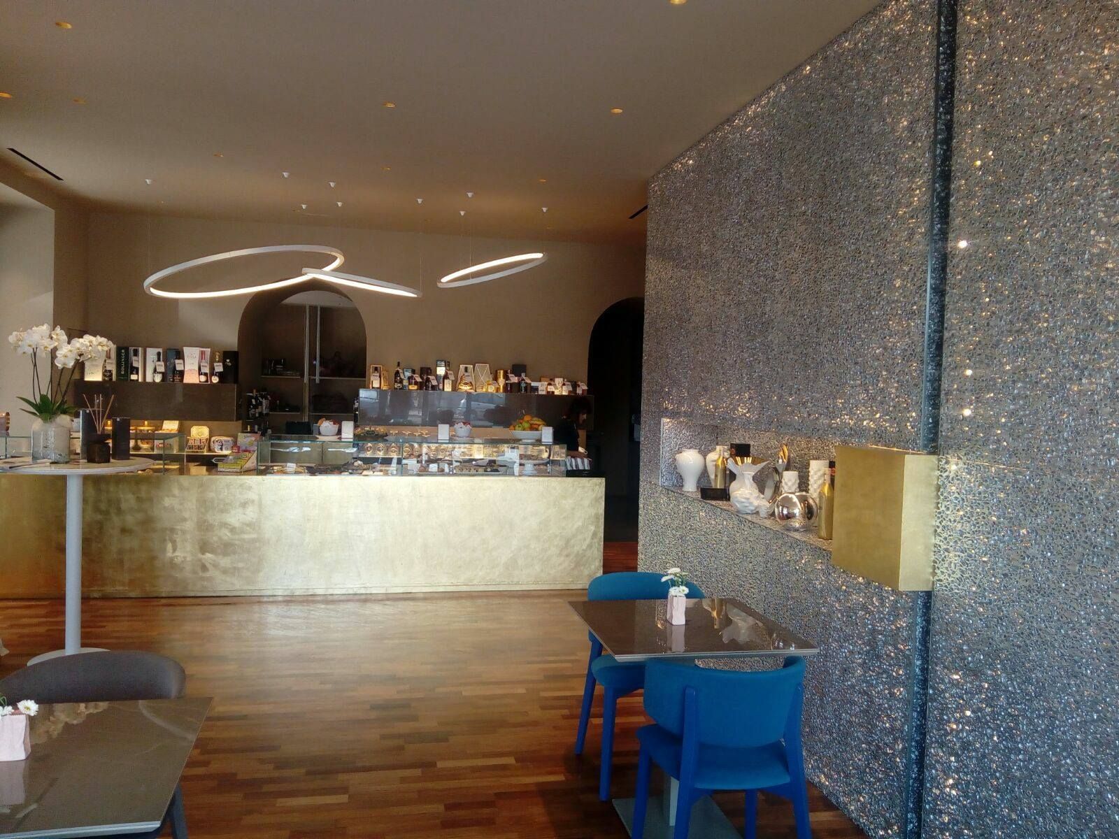 Un ristorante con tavoli, sedie e un bancone
