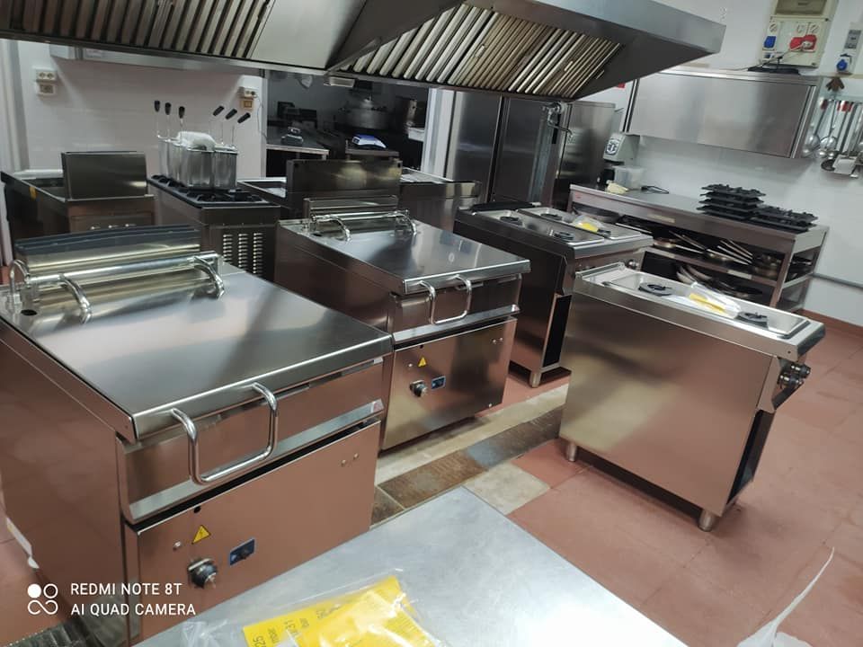 Una cucina con molti elettrodomestici in acciaio inossidabile.