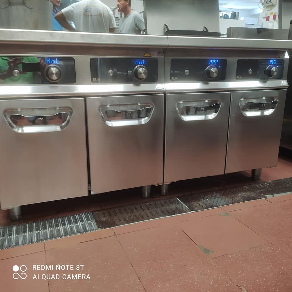 Una cucina con un Redmi Note 8T e una quadrupla fotocamera