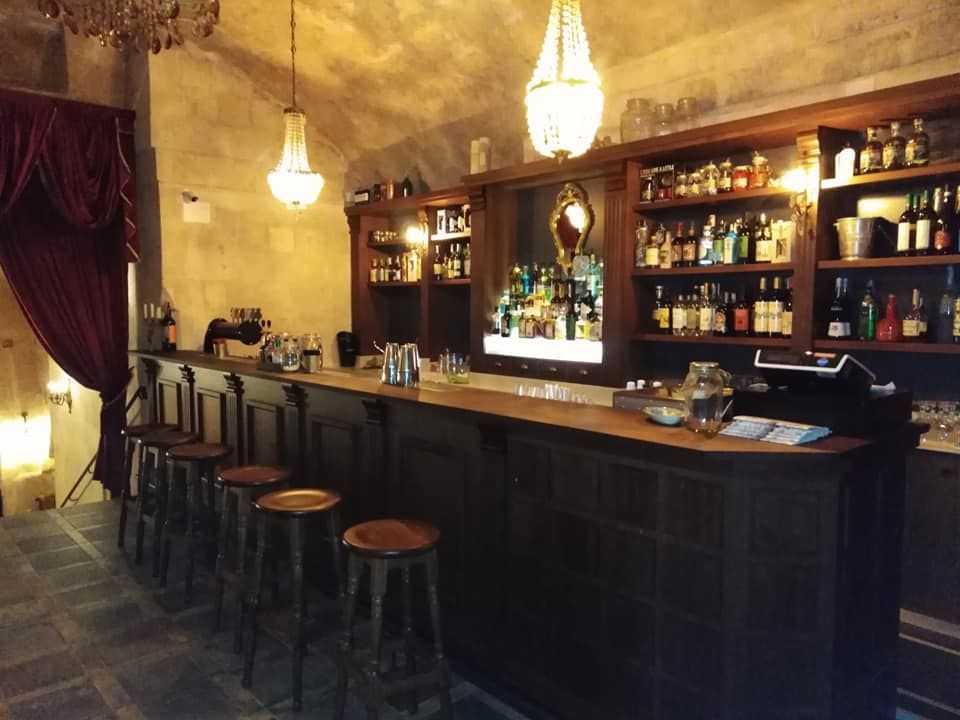 Un bar con tante bottiglie sugli scaffali