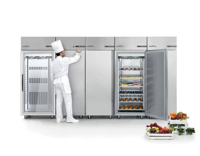 Uno chef sta aprendo la porta del frigorifero in una cucina