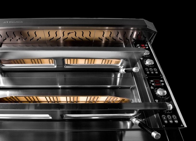 Un primo piano di un forno in acciaio inossidabile con uno sfondo nero