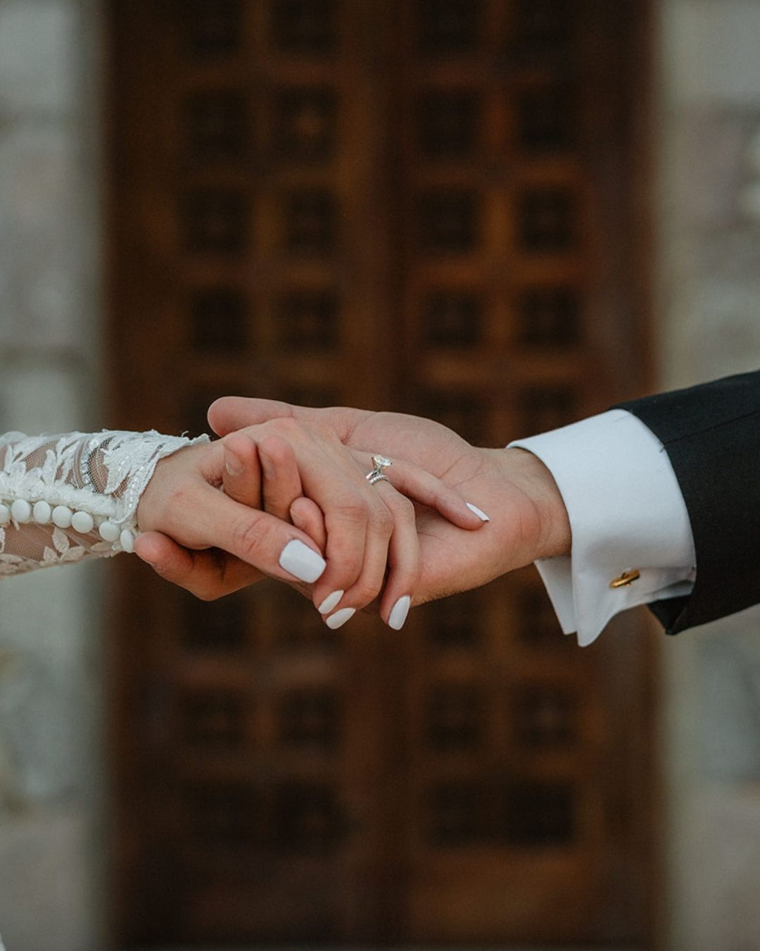 Mesa larga en los jardines de Hacienda Los Arcangeles, boda intima en San Miguel