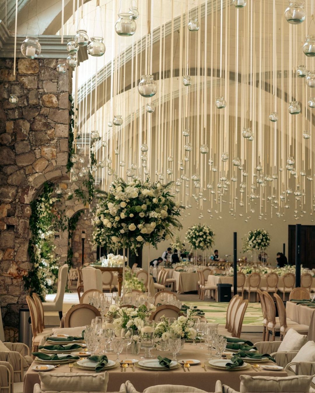 Ceremonia de boda entre semana en los jardines de Hacienda Los Arcangeles