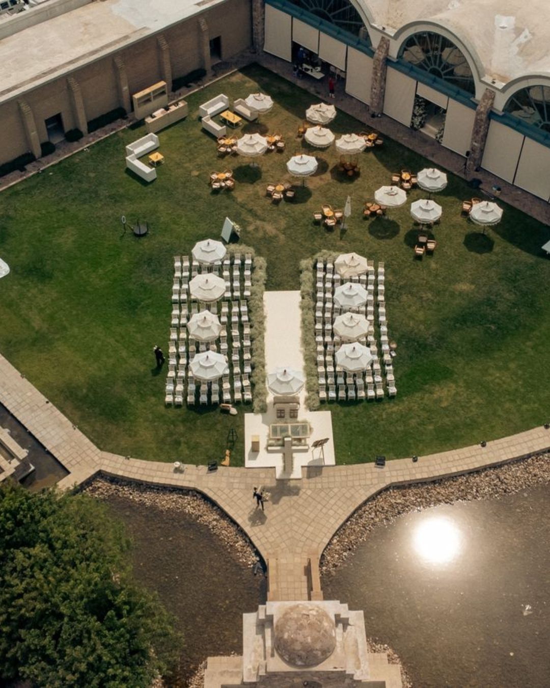 Vista aérea del jardín de Hacienda Los Arcángeles con montaje de ceremonia y lounge al aire libre