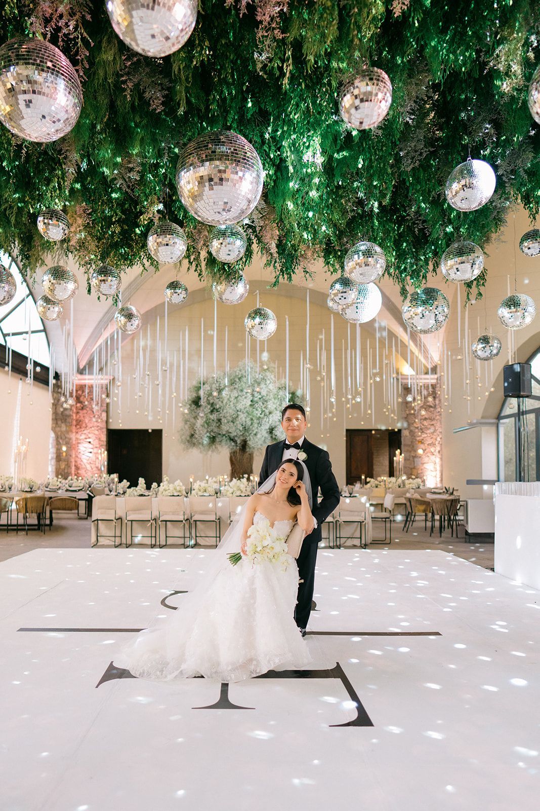Boda con decoración temática de esferas de espejo y follaje en Hacienda Los Arcángeles
