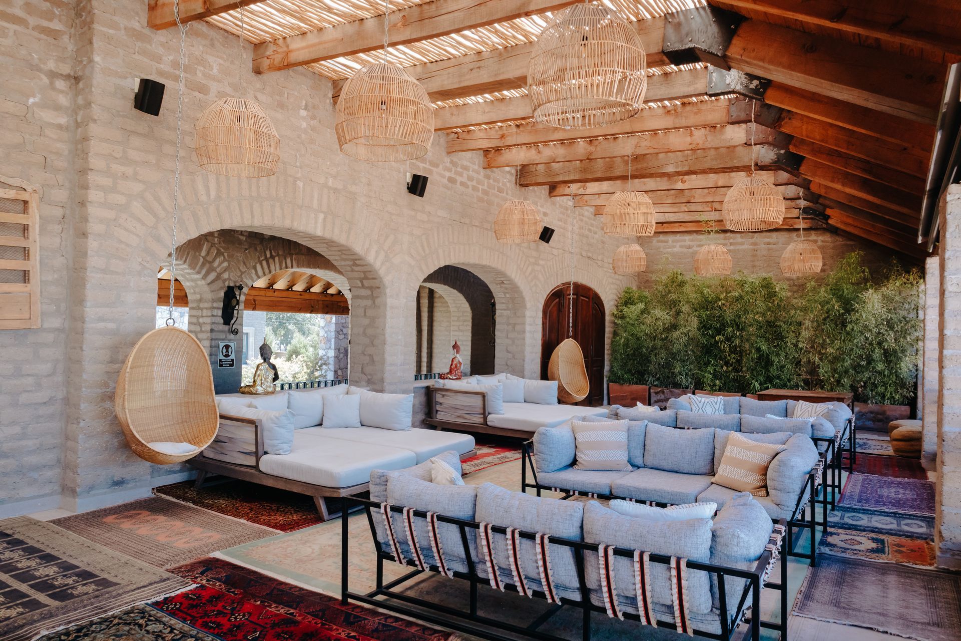 Terraza Sunset Lounge de Hacienda Los Arcángeles con salas lounge, lista para un rompehielos o el brunch de la tornaboda