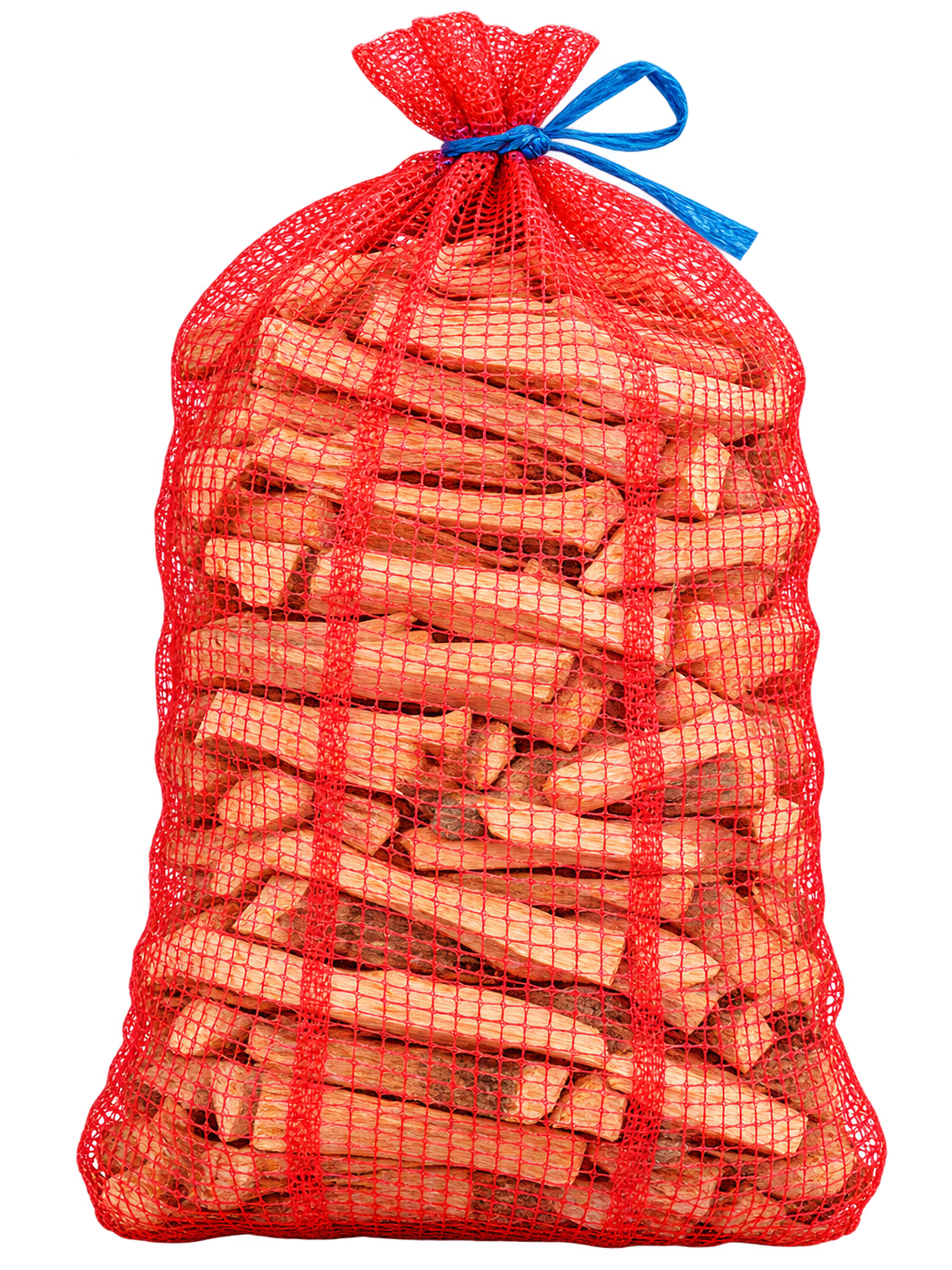 Sacco a rete rosso riempito di tronchi o legna da ardere impilati, legato in alto con una corda blu.