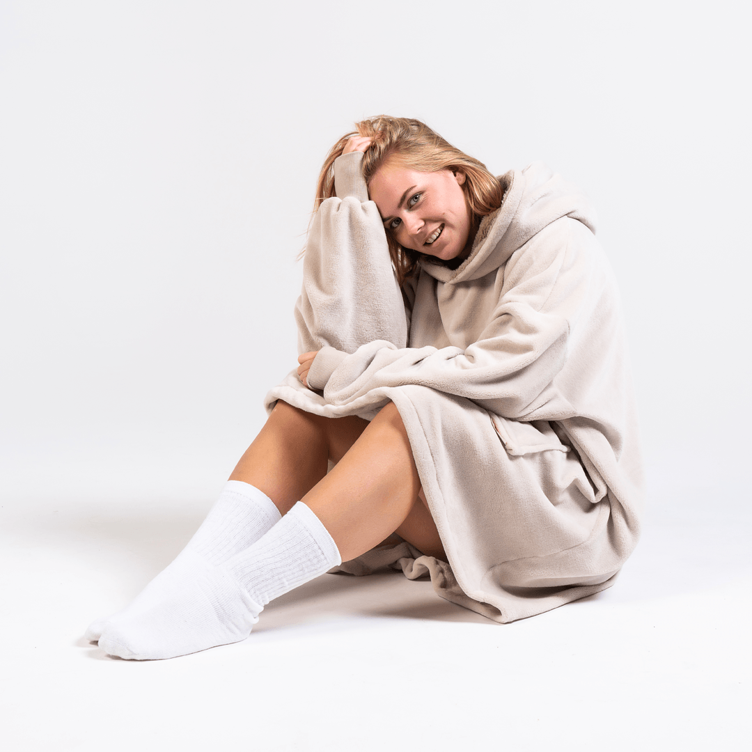 Model draagt beige Warmpie - oversized hoodie