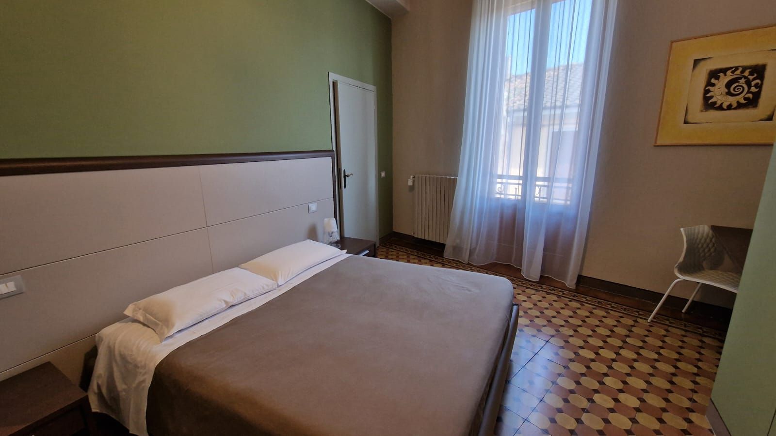 camera con un letto matrimoniale vicino a una finestra