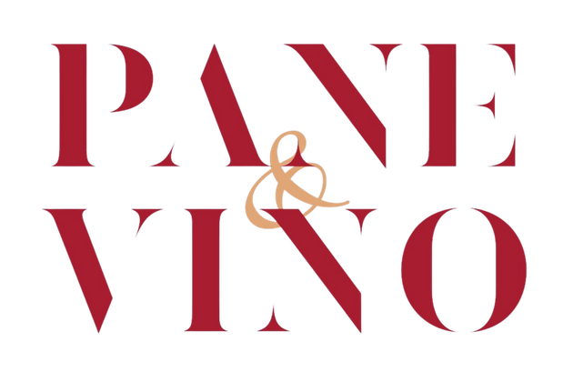 Logo di Pane Vino in lettere serif rosse con una e commerciale dorata su sfondo bianco.