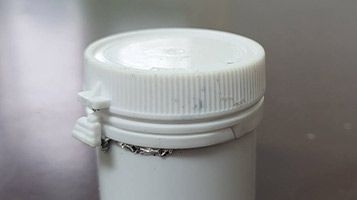 桌子上有許多不同類型的膠帶。