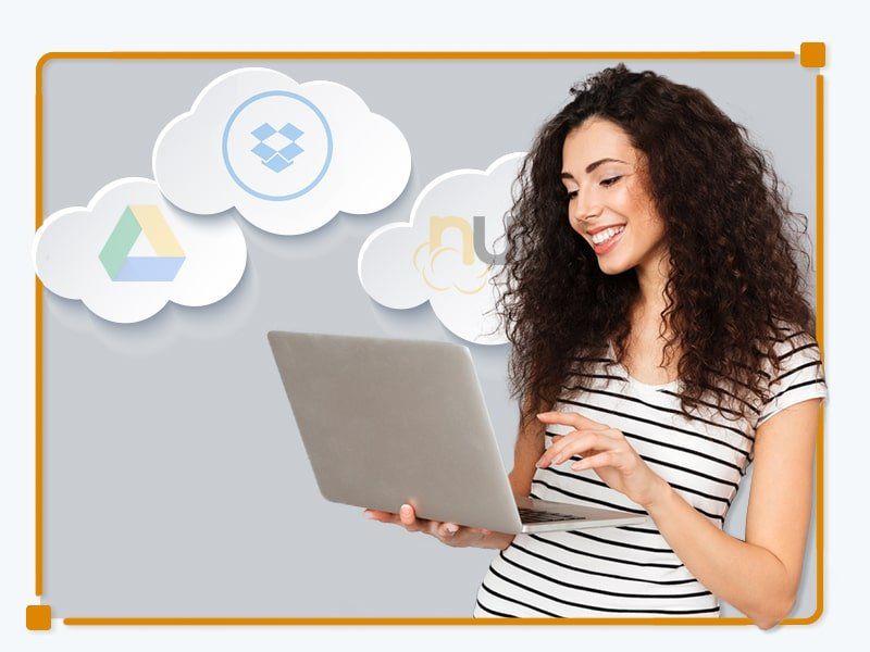 Uma mulher está usando um laptop com nuvens ao fundo.
