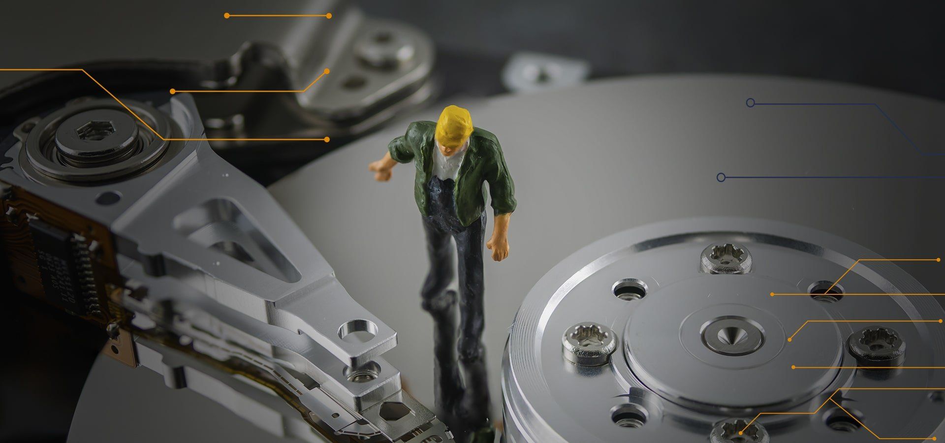 Um homem em miniatura está em cima de um disco rígido.