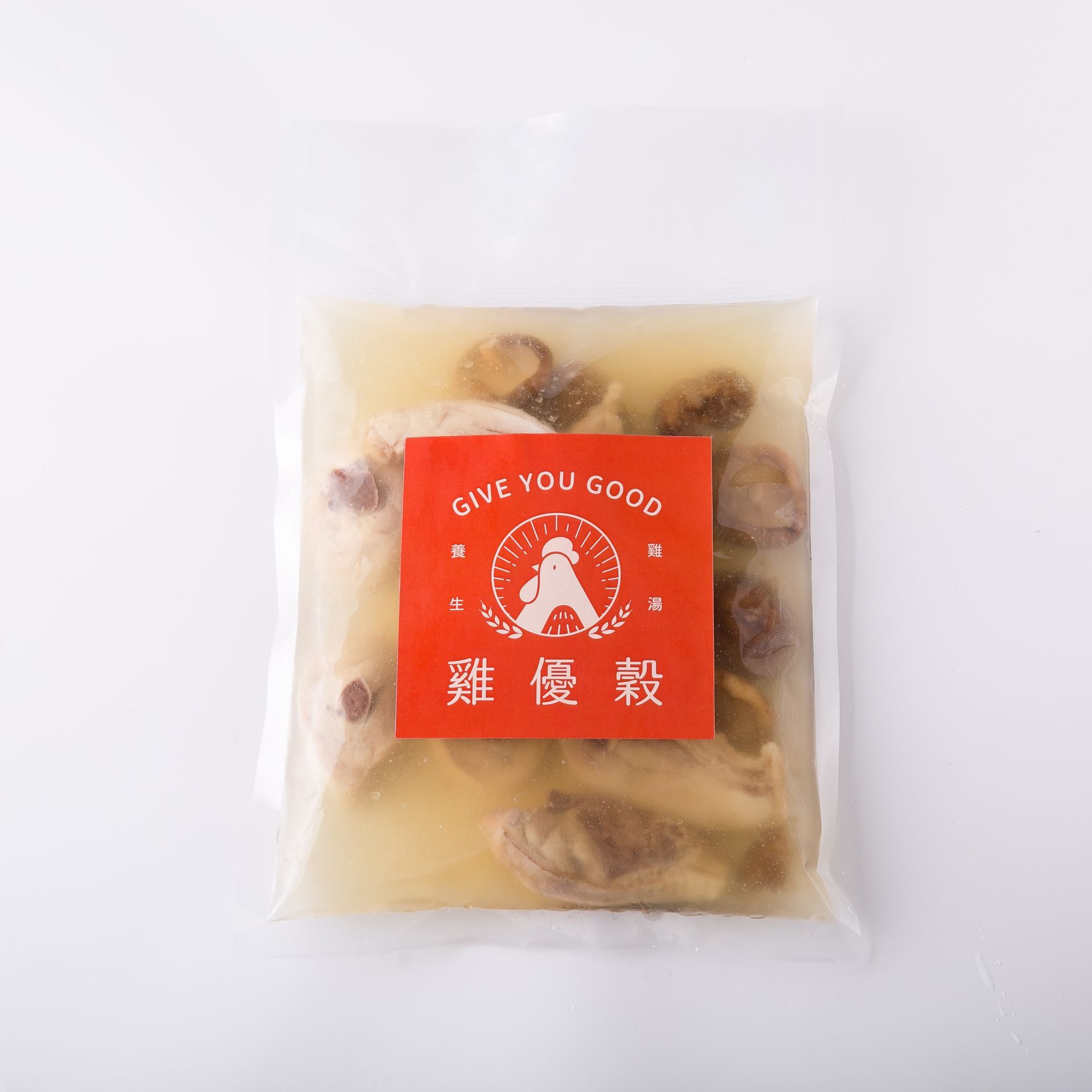 一杯奶泡咖啡,上面放著深色配料和兩片黃色水果,背景是白色。